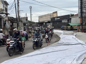 Perbaikan Jalan Swatantra Bekasi Bikin Macet, Sistem Buka-Tutup Diberlakukan