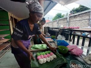 Patola atau yang juga akrab disebut petulo menjadi jajanan khas warga Banyuwangi yang banyak diburu selama Ramadan. Para produsennya pun kebanjiran pesanan.