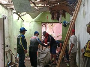 Rumah Rawan Ambruk yang Dihuni Pasutri di Cirebon Mulai Direhab