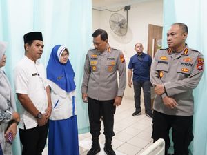 Beri Dukungan Moril, Polisi Jenguk Mahasiswi Korban Pembacokan di Riau