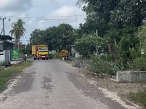 Warga Petak 56, Banyuwangi merayakan Idul Fitri dengan lebih nyaman berkat pavingisasi jalan oleh PT BSI. Infrastruktur baru mendukung mobilitas.