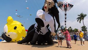 Ratusan Layang-Layang Raksasa Ramaikan Beach Pattaya International Kite 2026