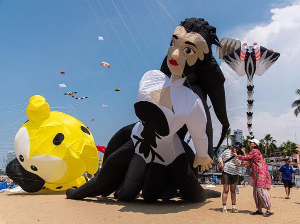 Ratusan Layang-Layang Raksasa Ramaikan Beach Pattaya International Kite 2026
