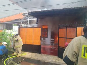 Gas Bocor Picu Kebakaran Rumah di Jaktim, Kakek 75 Tahun Luka Bakar