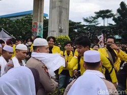 Penjelasan Polisi Soal Anggota Pakai Peci-Sorban saat Amankan Demo Mahasiswa