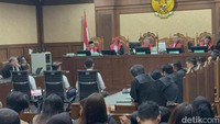 Sidang Vonis Kasus Minyak Mentah Dikebut hingga Lewat Tengah Malam