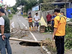 Munculnya Lubang Raksasa 6 Meter di Jalan Ciawigebang Kuningan