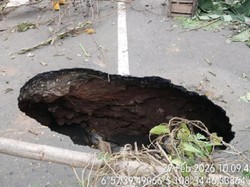 Sinkhole Muncul di Ciawigebang Kuningan, Akses Jalan Ditutup