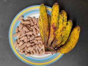 Tradisi Makan Pisang-Kacang di Serambi Madinah