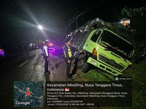 Truk Fuso Tergelincir di Jalan Trans Flores, 1 Orang Tewas Terjepit