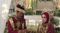 Viral Pernikahan Beda Usia 40 Tahun, Reaksi Pengantin Wanita Disorot