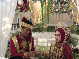 Viral Pernikahan Beda Usia 40 Tahun, Reaksi Pengantin Wanita Disorot