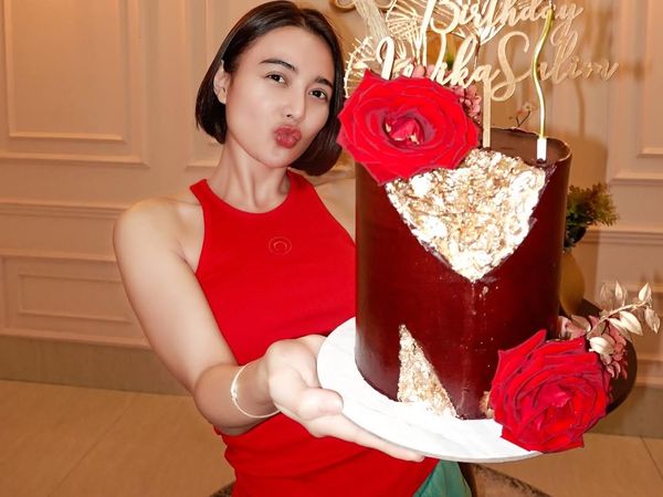 Wika Salim Ultah, Dapat Kado Tas Miu Miu