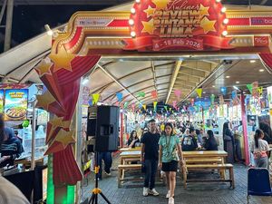 Menunggu Magrib di Blok M