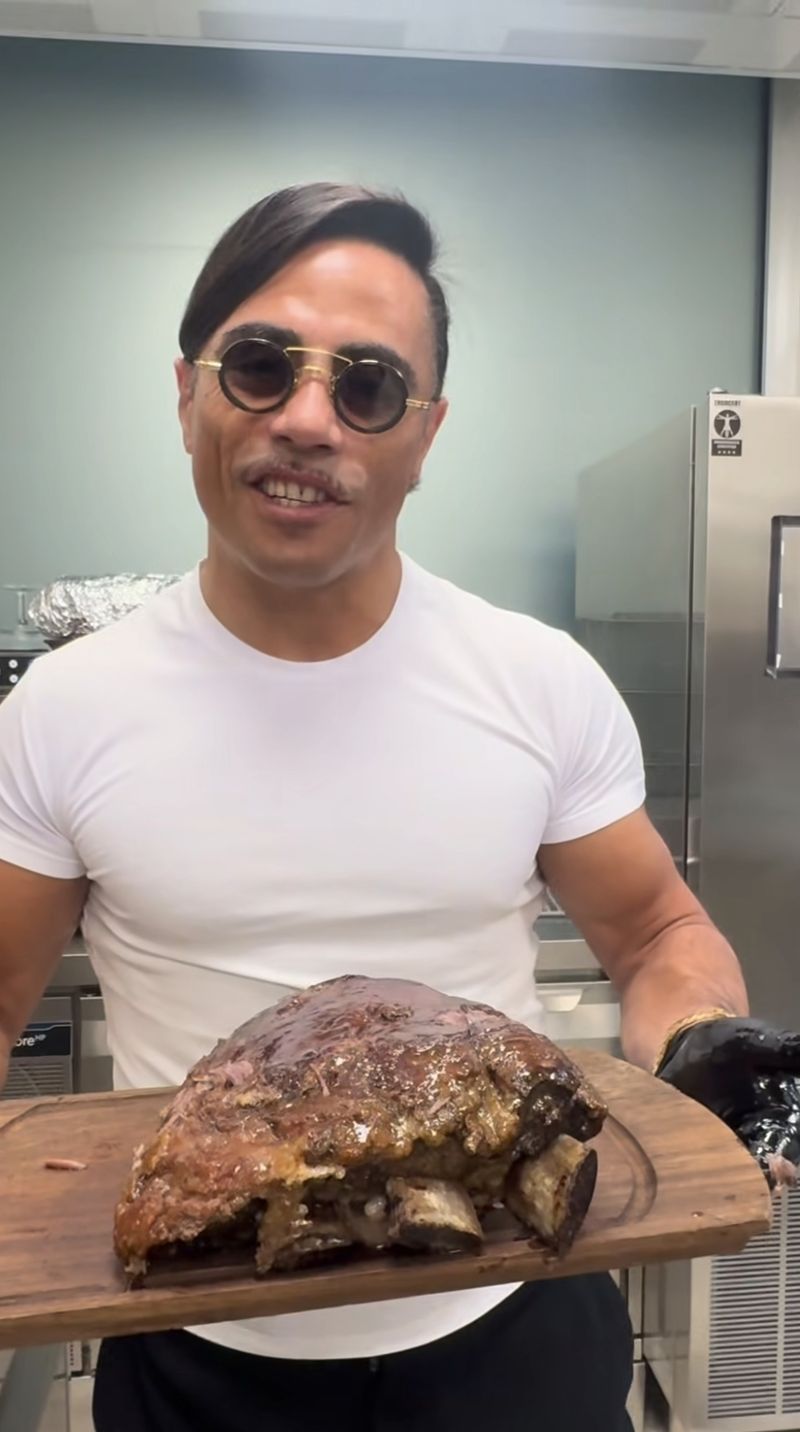 Salt Bae Gelar Bukber di Masjid Pribadi, Bagi-bagi 1.000 Takjil Gratis!