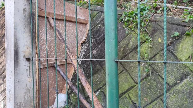 Celah antara pagar Taman Kota Cawang dan dinding tol ditutup permanen dengan cor beton usai lokasi tersebut kembali disorot sebagai tempat asusila sesama pria.