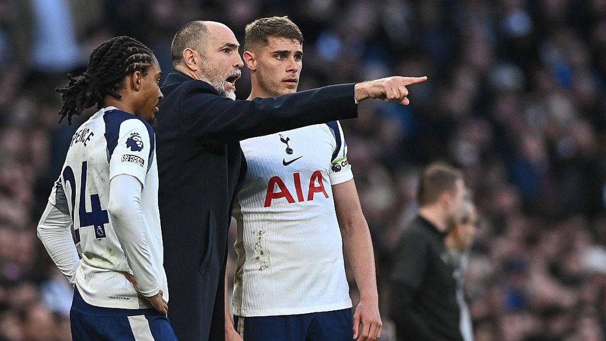 Igor Tudor (tengah) saat memberi instruksi pada Micky van de Ven (kanan) dan Djed Spence saat melawan Arsenal pekan lalu. Foto: Getty Images/Vince Mignott/MB Media