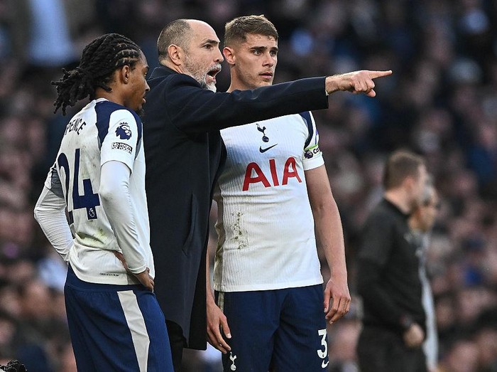 LONDON, ENGLAND - FEBRUARY 22: Igor Tudor Head Coach of Tottenham Hotspur speaks with Micky van de Ven of Tottenham Hotspur and Djed Spence of Tottenham Hotspur during the Premier League match between Tottenham Hotspur and Arsenal at Tottenham Hotspur Stadium on February 22, 2026 in London, England. (Photo by Vince Mignott/MB Media/Getty Images)