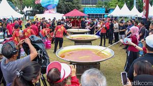 Imlek Festival Bagikan 5.000 Ketupat Cap Go Meh untuk Buka Puasa