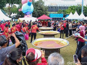 Imlek Festival Bagikan 5.000 Ketupat Cap Go Meh untuk Buka Puasa