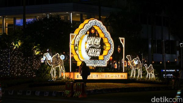 Instalasi Cahaya Ramadan Hiasi Pedestrian HI