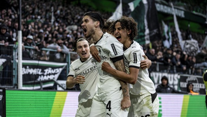 MOENCHENGLADBACH, GERMANY - FEBRUARY 28: Kevin Diks, Wael Mohya and Rocco Reitz of Borussia Moenchengladbach celebrate scoring before it was ruled offside during the Bundesliga match between Borussia Moenchengladbach and 1. FC Union Berlin at Borussi