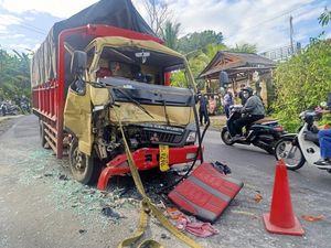 Tabrakan Beruntun 4 Kendaraan di Jembrana, Truk Hantam Tronton hingga Ringsek