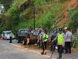 Awas! Jalur Sarangan Cemoro Sewu Magetan Longsor