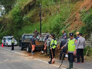 Awas! Jalur Sarangan Cemoro Sewu Magetan Longsor
