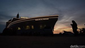 Masjid Kapal Pesiar Menarik Jemaah untuk Singgah