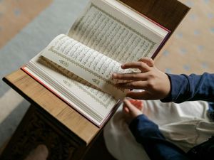 10 Keutamaan Tadarus Al-Quran Bulan Ramadan: Mendapat Syafaat-Menyehatkan