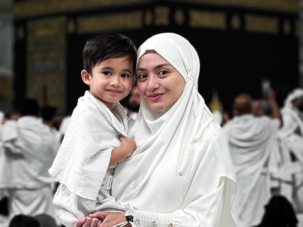 Masyaallah Full Senyum... Momen Nathalie Holscher dan Anak Jalani Umrah