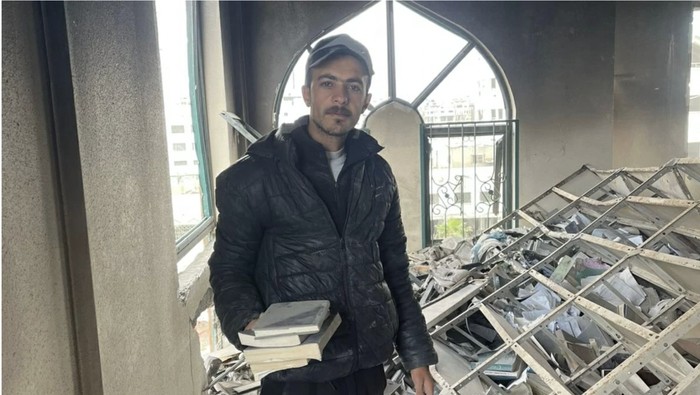 Omar, Membangun Perpustakaan Harapan di Tengah Reruntuhan Gaza untuk Anak-anak