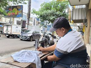 Cerita Sumino Merajut Asa di Atas Trotoar Kosambi Bandung