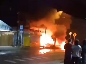 Warga di Gresik Dibacok Saat Bangunkan Sahur, Rumah Terduga Pelaku Dibakar