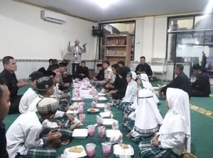 Wujud Kepedulian di Ramadan, Brimob Polda Metro Berbagi Takjil dan Santunan