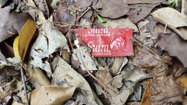 Taman Kota Cawang, Jakarta Timur, diduga menjadi tempat asusila. Di dalamnya ditemukan alat kontrasepsi bekas hingga botol minuman keras (miras).