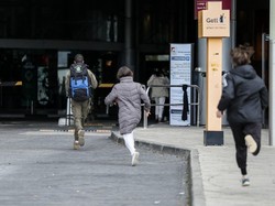 Iran Balas Rentetan Tembakkan Rudal ke Israel