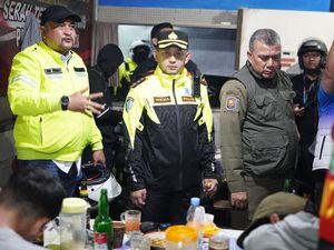 TNI-Polri Razia Warung di Terminal Cibinong Bogor, Sita 124 Botol Miras