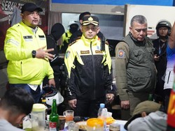 TNI-Polri Razia Warung di Terminal Cibinong Bogor, Sita 124 Botol Miras