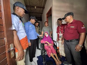 Bupati Sidoarjo Sidak Rumah Tak Layak Huni-Beri Kursi Roda untuk Lansia