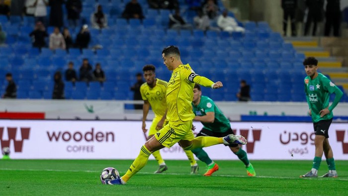 BURAYDAH, SAUDI ARABIA - FEBRUARY 25: Cristiano Ronaldo of Al Nassr scores the 1st goal during the Saudi Pro League match between Al Najmah and Al Nassr at King Abdullah Sport City Stadium on February 25, 2026 in Buraydah, Saudi Arabia. (Photo by Yas