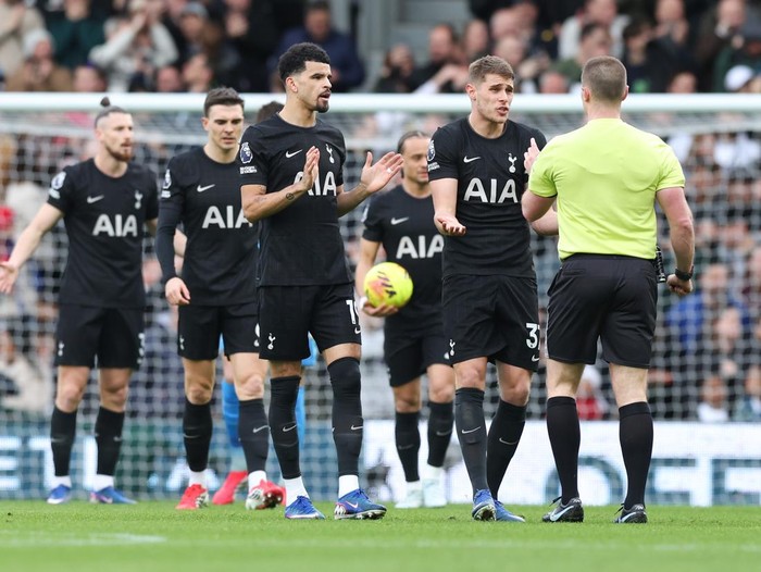 LONDON, ENGLAND - MARCH 1: Tottenham Hotspur's Micky van de Ven leads his side's protests after Fulham had opened the scoring during the Premier League match between Fulham and Tottenham Hotspur at Craven Cottage on March 1, 2026 in London, United Kingdom. (Photo by Rob Newell - CameraSport via Getty Images)