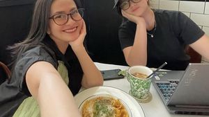 Ersa Mayori Kulineran Seru sambil Mengerjakan Thesis di Kafe bareng Anak