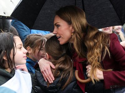 Foto: Momen Kate Middleton Langgar Protokol Kerajaan Demi Peluk Anak-anak