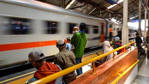Geliat Pemudik Awal di Stasiun Kiaracondong Bandung