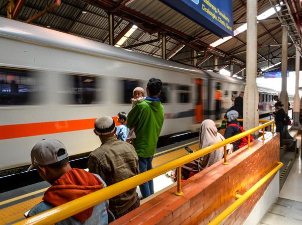 Geliat Pemudik Awal di Stasiun Kiaracondong Bandung