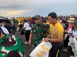 Kapolres Gianyar Hadiri Gerakan Bali Bersih Sampah di Pantai Lembeng Ketewel