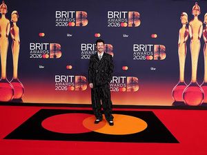Harry Styles Curi Spotlight di Brit Awards, Pakai Sepatu Balet Hitam