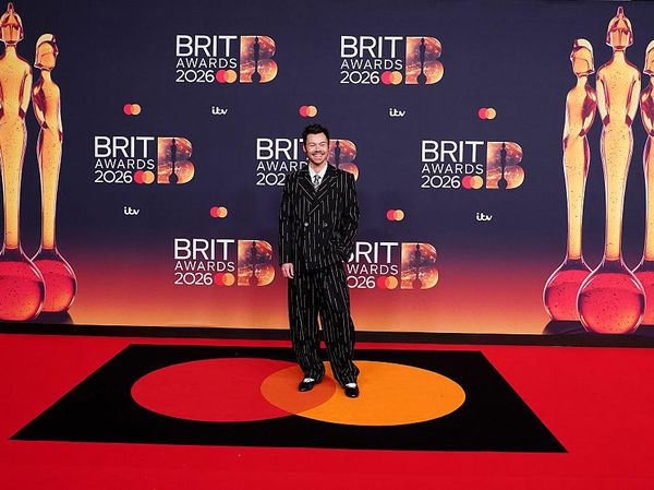 Harry Styles Curi Spotlight di Brit Awards, Pakai Sepatu Balet Hitam